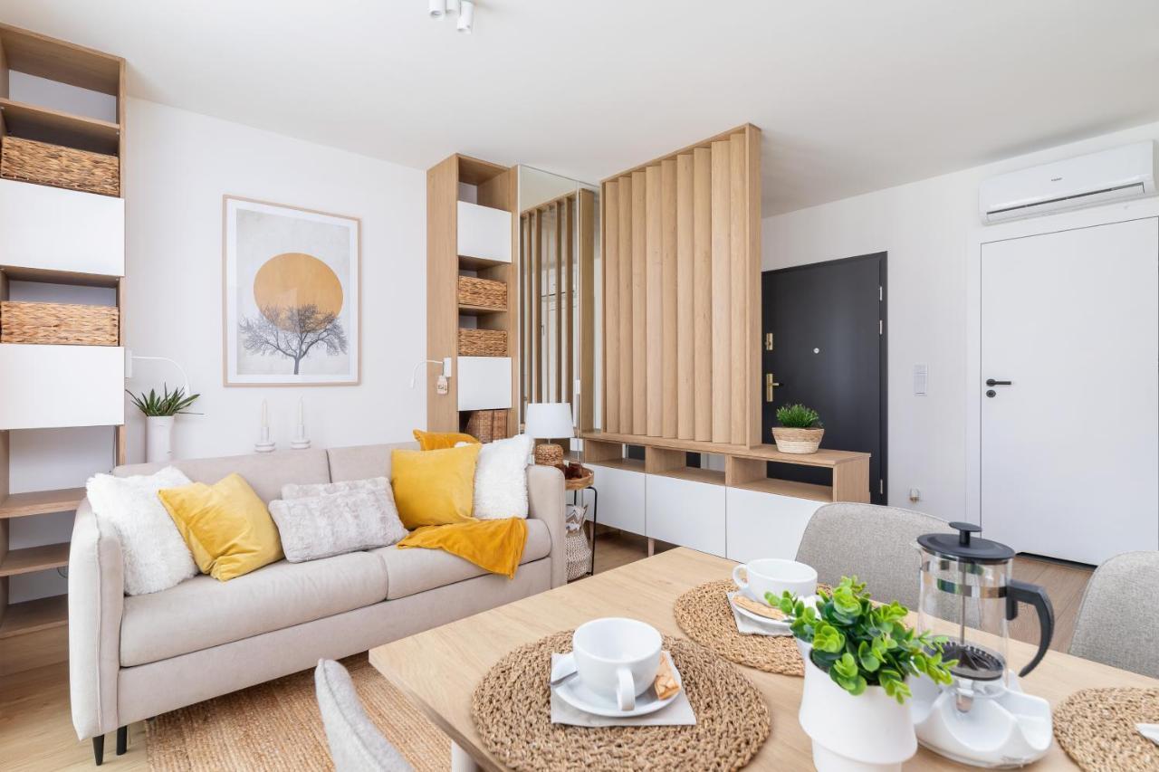 City Studio With Ac Czarnowiejska By Renters Krakow Ngoại thất bức ảnh